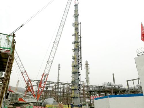 ACO裝置首臺超百噸塔器順利吊裝完成1